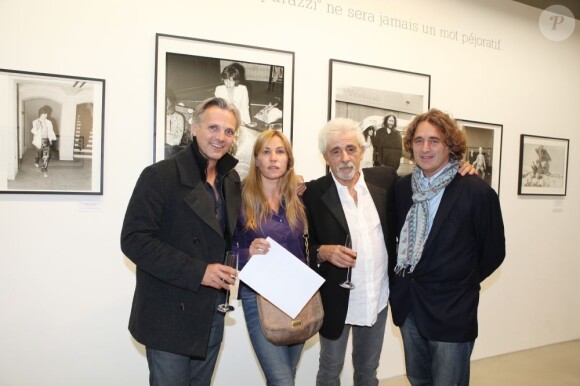 Mathieu Petit, Mathilde Seigner, le producteur Farid Lahouassa et Daniel Angeli au vernissage de son exposition Icônes à la galerie Art District à Paris, le 6 juin 2012.