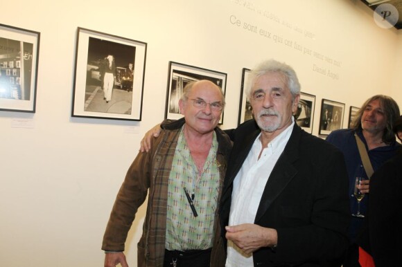 Jean-François Stévenin et Daniel Angeli au vernissage de son exposition Icônes à la galerie Art District à Paris, le 6 juin 2012.