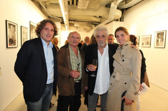 Farid Lahouassa, Jean-François Stévenin, Clotilde Courau et Daniel Angeli au vernissage de son exposition Icônes à la galerie Art District à Paris, le 6 juin 2012.