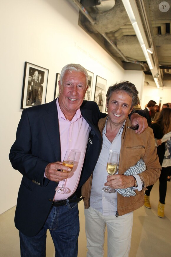 Richard Anconina et Stéphane Collaro au vernissage de son exposition Icônes à la galerie Art District à Paris, le 6 juin 2012.