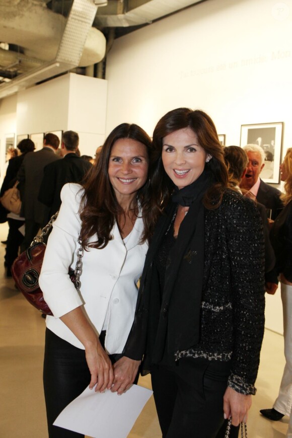 Caroline Barclay et Cécile Angeli au vernissage de son exposition Icônes à la galerie Art District à Paris, le 6 juin 2012.