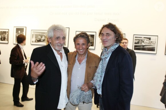 Richard Anconina, Farid Lahouassa et Daniel Angeli au vernissage de son exposition Icônes à la galerie Art District à Paris, le 6 juin 2012.