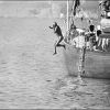 La célèbre photo de Gianni Agnelli qui plonge tout nu de son bateau à Saint Tropez en 1977
