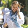 Jennifer Garner, au téléphone, est toute souriante dans les rues de Brentwood, le 5 juin 2012