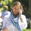Jennifer Garner, au téléphone, est toute souriante dans les rues de Brentwood, le 5 juin 2012