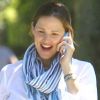 La belle Jennifer Garner, au téléphone, est toute souriante dans les rues de Brentwood, le 5 juin 2012