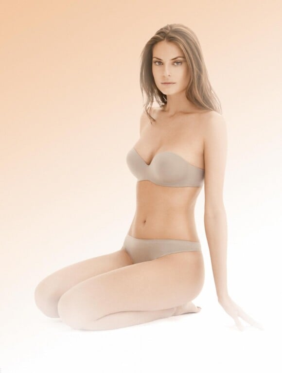 Reka Ebergenyi, parfait mannequin lingerie à la plastique parfaite, pose pour Gemma.