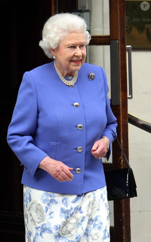 La reine Elizabeth II a rendu plusieurs fois visite à son mari hospitalisé.
Le prince Philip a quitté l'hôpital Edward VII de Londres samedi 9 juin 2012 en milieu de journée, à la veille de son 91e anniversaire. Il y avait été admis lundi 4 juin en plein jubilé de diamant d'Elizabeth II en raison d'une infection de la vessie.