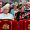 La reine Elizabeth II et son mari le duc d'Edimbourg ont fait honneur à la parade fluviale sur la Tamise pour le jubilé de diamant, debout l'un à côté de l'autre dans le froid et la pluie, le 3 juin 2012.
Le prince Philip a quitté l'hôpital Edward VII de Londres samedi 9 juin 2012 en milieu de journée, à la veille de son 91e anniversaire. Il y avait été admis lundi 4 juin en plein jubilé de diamant d'Elizabeth II en raison d'une infection de la vessie.