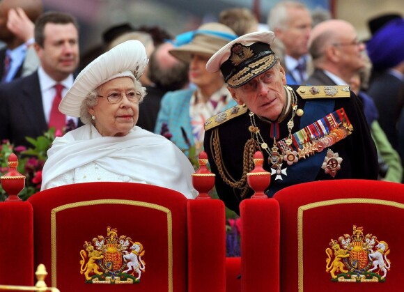 La reine Elizabeth II et son mari le duc d'Edimbourg ont fait honneur à la parade fluviale sur la Tamise pour le jubilé de diamant, debout l'un à côté de l'autre dans le froid et la pluie, le 3 juin 2012.
Le prince Philip a quitté l'hôpital Edward VII de Londres samedi 9 juin 2012 en milieu de journée, à la veille de son 91e anniversaire. Il y avait été admis lundi 4 juin en plein jubilé de diamant d'Elizabeth II en raison d'une infection de la vessie.