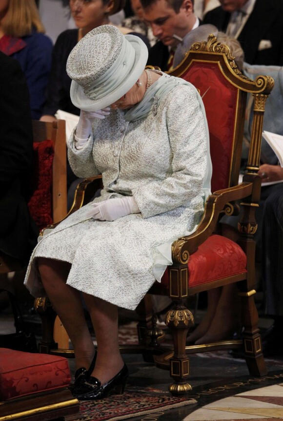 La reine Elizabeth, peu habituée à être privée de son indéfectible mari et soutien, a vécu un moment éprouvant lors de la messe de son jubilé en la cathédrale Saint Paul, le 5 juin.
Le prince Philip a quitté l'hôpital Edward VII de Londres samedi 9 juin 2012 en milieu de journée, à la veille de son 91e anniversaire. Il y avait été admis lundi 4 juin en plein jubilé de diamant d'Elizabeth II en raison d'une infection de la vessie.