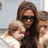 Victoria Beckham et sa petite Harper forment un duo adorable et stylé durant une balade dans le centre commercial The Grove. Los Angeles, le 2 juin 2012.