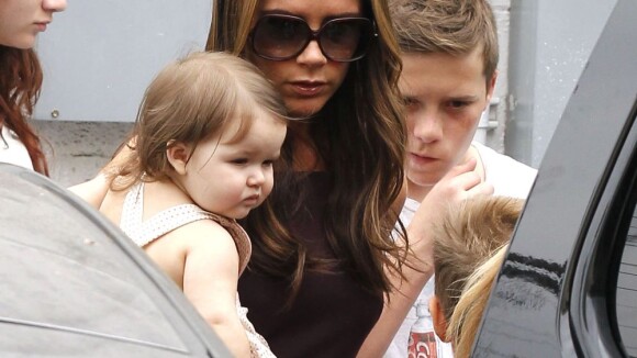 Victoria Beckham : Stylée avec Harper alors que David pense à d'autres bébés