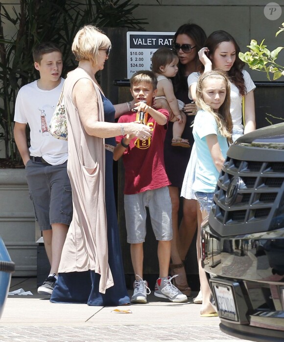 Le clan Beckham, en bon nombre malgré l'absence du dernier garçon Cruz et de David Beckham, en balade dans le centre commercial The Grove. Los Angeles, le 2 juin 2012.