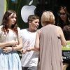 Victoria Beckham en compagnie de son fils Brooklyn, de sa mère Jacqueline (de dos) et d'une nièce dans le centre commercial The Grove. Los Angeles, le 2 juin 2012.