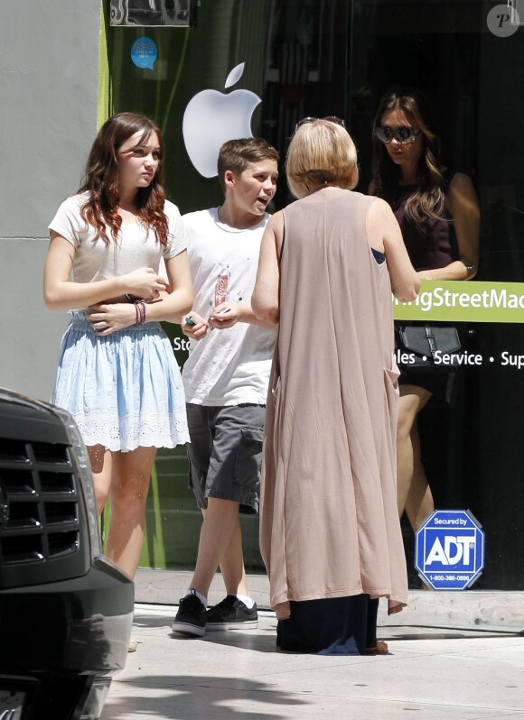 Victoria Beckham en compagnie de son fils Brooklyn, de sa mère Jacqueline (de dos) et d'une nièce dans le centre commercial The Grove. Los Angeles, le 2 juin 2012.