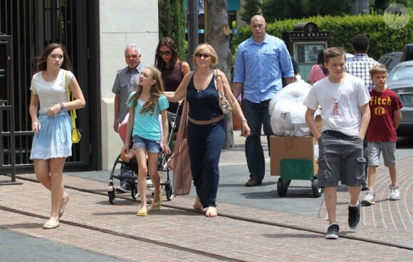 Le clan Beckham, en bon nombre malgré l'absence du dernier garçon Cruz et de David Beckham, en balade dans le centre commercial The Grove. Los Angeles, le 2 juin 2012.