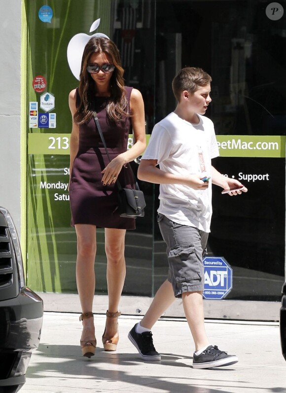 Victoria Beckham et son aîné Brooklyn à Los Angeles, le 2 juin 2012.