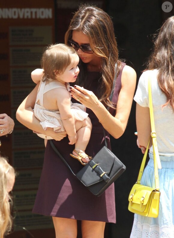 Victoria Beckham, maman gâteau avec sa petite Harper sous le soleil de Los Angeles, le 2 juin 2012.