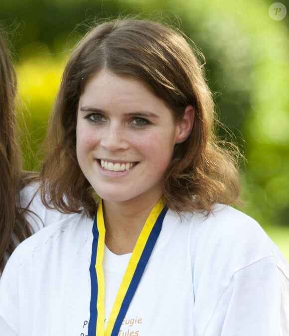 Une médaille en souvenir de cette belle aventure nocturne...
La princesse Eugenie d'York, 22 ans, prenait part dans la nuit du 9 au 10 juin 2012 à Nightrider, un périple à vélo caritatif, de nuit, long de 105 kilomètres. La fille du prince Andrew et de Sarah Ferguson roulait pour le Royal National Orthopaedic Hospital, dont elle est la marraine.