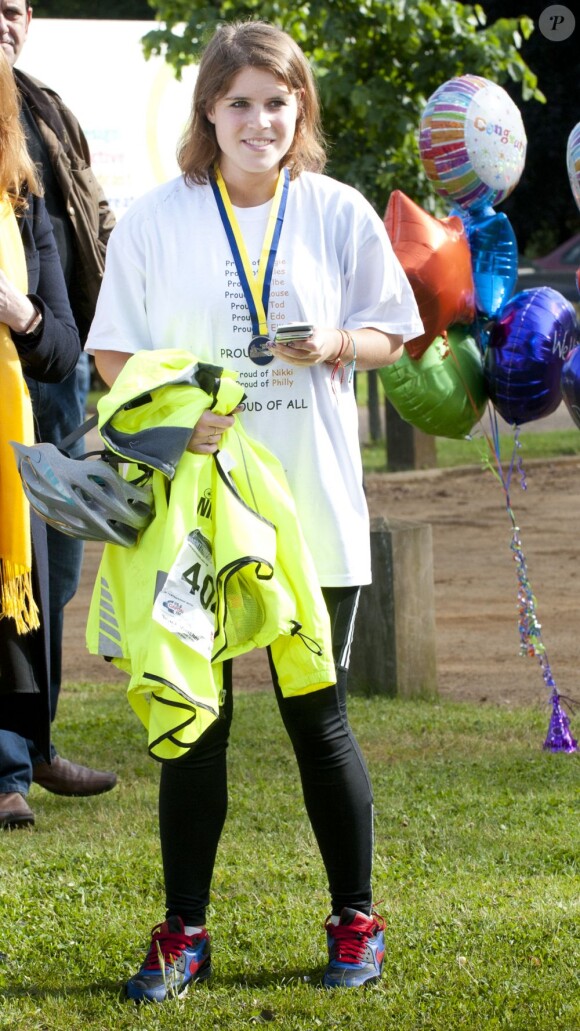 La princesse Eugenie d'York, 22 ans, prenait part dans la nuit du 9 au 10 juin 2012 à Nightrider, un périple à vélo caritatif, de nuit, long de 105 kilomètres. La fille du prince Andrew et de Sarah Ferguson roulait pour le Royal National Orthopaedic Hospital, dont elle est la marraine.
