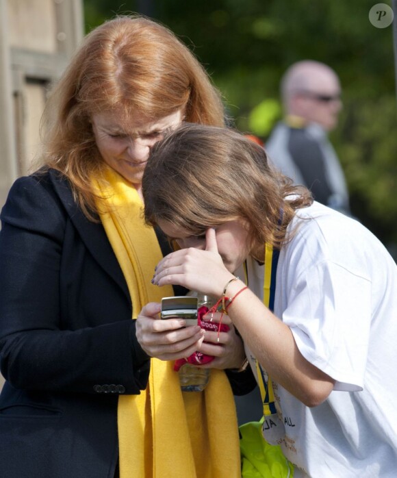 Une médaille en souvenir de cette belle aventure nocturne...
La princesse Eugenie d'York, 22 ans, prenait part dans la nuit du 9 au 10 juin 2012 à Nightrider, un périple à vélo caritatif, de nuit, long de 105 kilomètres. La fille du prince Andrew et de Sarah Ferguson roulait pour le Royal National Orthopaedic Hospital, dont elle est la marraine.