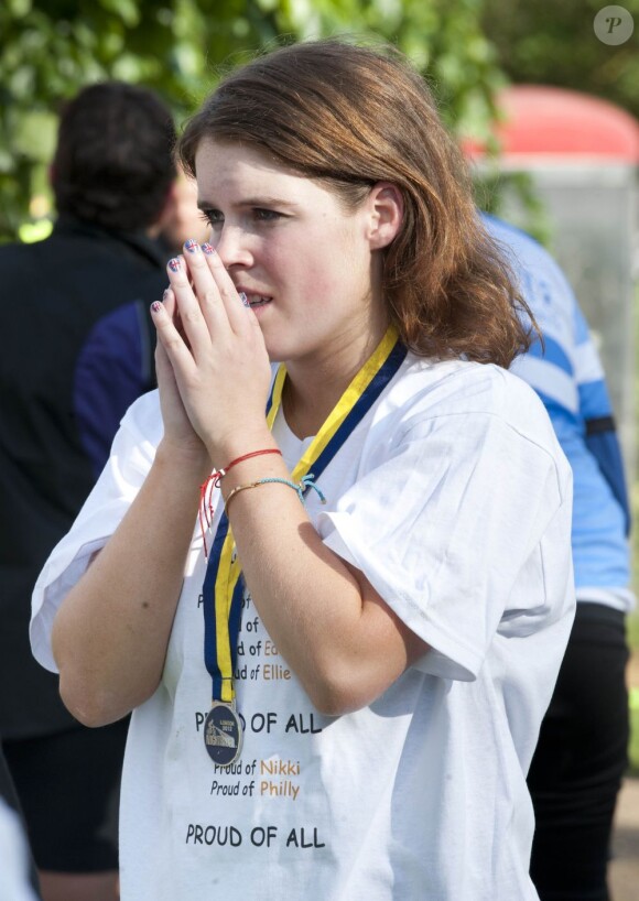 Une médaille en souvenir de cette belle aventure nocturne...
La princesse Eugenie d'York, 22 ans, prenait part dans la nuit du 9 au 10 juin 2012 à Nightrider, un périple à vélo caritatif, de nuit, long de 105 kilomètres. La fille du prince Andrew et de Sarah Ferguson roulait pour le Royal National Orthopaedic Hospital, dont elle est la marraine.