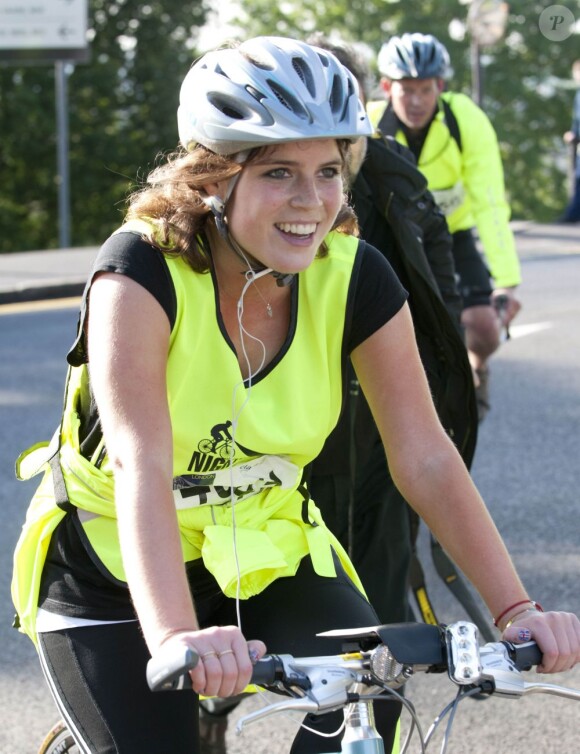 La princesse Eugenie d'York, 22 ans, prenait part dans la nuit du 9 au 10 juin 2012 à Nightrider, un périple à vélo caritatif, de nuit, long de 105 kilomètres. La fille du prince Andrew et de Sarah Ferguson roulait pour le Royal National Orthopaedic Hospital, dont elle est la marraine.