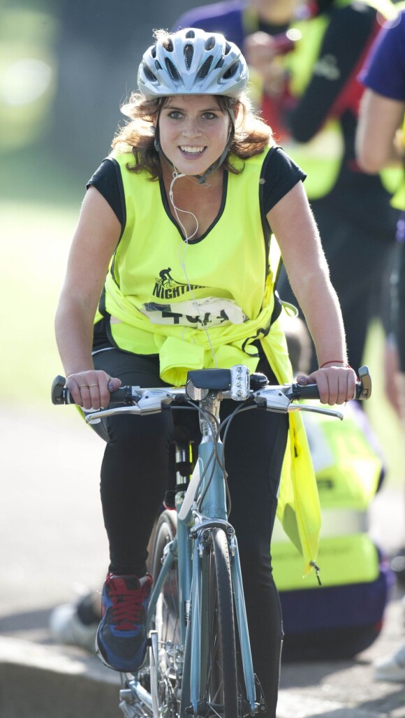 La princesse Eugenie d'York, 22 ans, prenait part dans la nuit du 9 au 10 juin 2012 à Nightrider, un périple à vélo caritatif, de nuit, long de 105 kilomètres. La fille du prince Andrew et de Sarah Ferguson roulait pour le Royal National Orthopaedic Hospital, dont elle est la marraine.