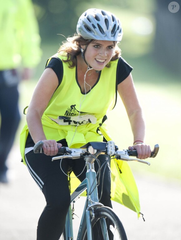 La princesse Eugenie d'York, 22 ans, prenait part dans la nuit du 9 au 10 juin 2012 à Nightrider, un périple à vélo caritatif, de nuit, long de 105 kilomètres. La fille du prince Andrew et de Sarah Ferguson roulait pour le Royal National Orthopaedic Hospital, dont elle est la marraine.