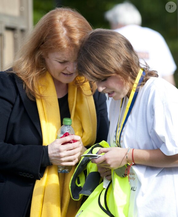 Sur la ligne d'arrivée, au palais Alexandra, Sarah Ferguson était très fière de sa fille.
La princesse Eugenie d'York, 22 ans, prenait part dans la nuit du 9 au 10 juin 2012 à Nightrider, un périple à vélo caritatif, de nuit, long de 105 kilomètres. La fille du prince Andrew et de Sarah Ferguson roulait pour le Royal National Orthopaedic Hospital, dont elle est la marraine.