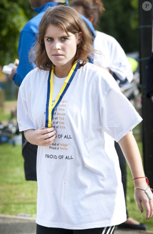 Une médaille en souvenir de cette belle aventure nocturne...
La princesse Eugenie d'York, 22 ans, prenait part dans la nuit du 9 au 10 juin 2012 à Nightrider, un périple à vélo caritatif, de nuit, long de 105 kilomètres. La fille du prince Andrew et de Sarah Ferguson roulait pour le Royal National Orthopaedic Hospital, dont elle est la marraine.