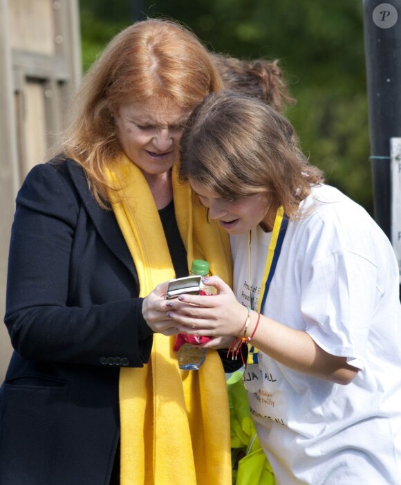 Sur la ligne d'arrivée, au palais Alexandra, Sarah Ferguson était très fière de sa fille.
La princesse Eugenie d'York, 22 ans, prenait part dans la nuit du 9 au 10 juin 2012 à Nightrider, un périple à vélo caritatif, de nuit, long de 105 kilomètres. La fille du prince Andrew et de Sarah Ferguson roulait pour le Royal National Orthopaedic Hospital, dont elle est la marraine.