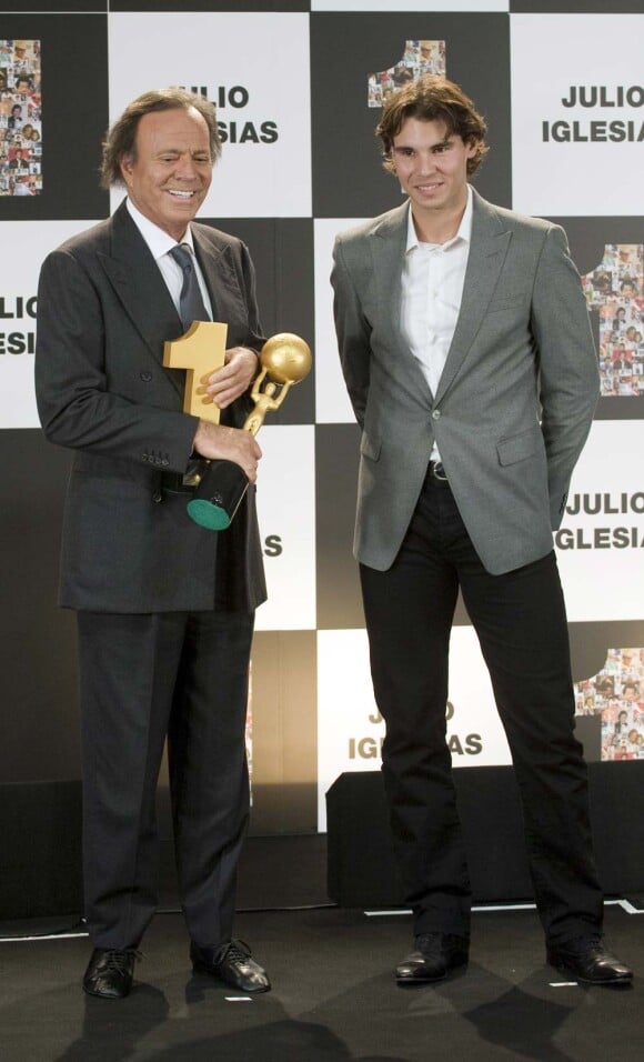Julio Iglesias et Rafael Nadal à Madrid, le 16 décembre 2011. La chanteur vient d'annoncer la fin de sa carrière.