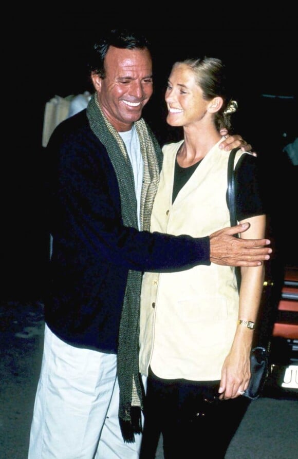 Julio Iglesias et sa femme Miranda à Miami, mai 2001.