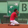 Rafael Nadal tombe à genoux après avoir décroché son septième titre à Roland-Garros face à Novak Djokovic le 11 juin 2012