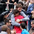 Rafael Nadal tombe dans les bras de Pau Gasol le 11 juin 2012 après avoir décroché un septième titre à Roland-Garros après avoir battu Novak Djokovic (6-4, 6-3, 2-6, 7-5)
