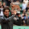 Rafael Nadal peut soulever la Coupe des Mousquetaires le 11 juin 2012 après avoir décroché un septième titre à Roland-Garros après avoir battu Novak Djokovic (6-4, 6-3, 2-6, 7-5)