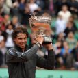 Rafael Nadal peut soulever la Coupe des Mousquetaires le 11 juin 2012 après avoir décroché un septième titre à Roland-Garros après avoir battu Novak Djokovic (6-4, 6-3, 2-6, 7-5)