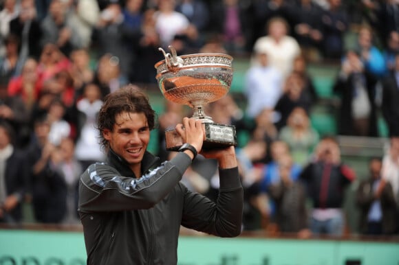 Rafael Nadal peut soulever la Coupe des Mousquetaires le 11 juin 2012 après avoir décroché un septième titre à Roland-Garros après avoir battu Novak Djokovic (6-4, 6-3, 2-6, 7-5)