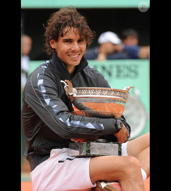 Rafael Nadal lors de sa septième victoire en finale de Roland-Garros le 10 juin 2012 après sa victoire face à Novak Djokovic