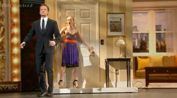 Numéro d'ouverture des 66e Tony Awards par Neil Patrick Harris avec la participation d'Amanda Seyfried au Deacon Theatre de New York, le 10 juin 2012.