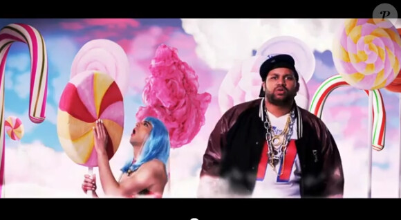 Max Boublil en Katy Perry et Kevin Razy dans le clip Put your sex in the air