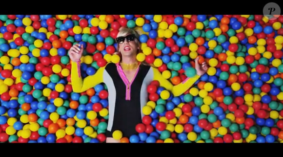 Max Boublil en Lady Gaga dans le clip Put your sex in the air