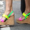 Jessica Alba fière de ses chaussures fluo dans les rues de Santa Monica le 12 juin 2012
