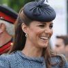 Kate Middleton, souriante et amusée, semble apprécier sa visite au Vernon Park. Nottingham, le 13 juin 2012.