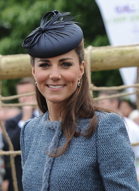 Kate Middleton, radieuse lors de sa visite au Vernon Park. Nottingham, le 13 juin 2012.