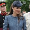 La duchesse de Cambridge Kate Middleton, porte un chapeau Rachel Trevor Morgan, un manteau M Missoni et des souliers noirs lors de sa visite au Vernon Park. Nottingham, le 13 juin 2012.