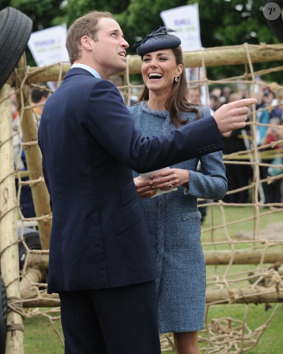 Kate Middleton, hilare devant son mari le Prince William lors de leur visite au Vernon Park. Nottingham, le 13 juin 2012.