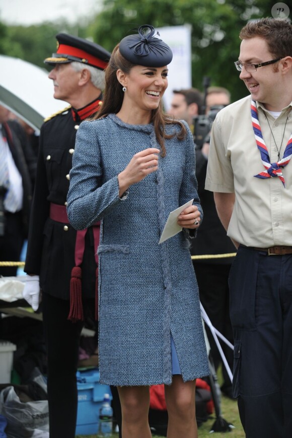 Kate Middleton, souriante et amusée, semble apprécier sa visite au Vernon Park. Nottingham, le 13 juin 2012.